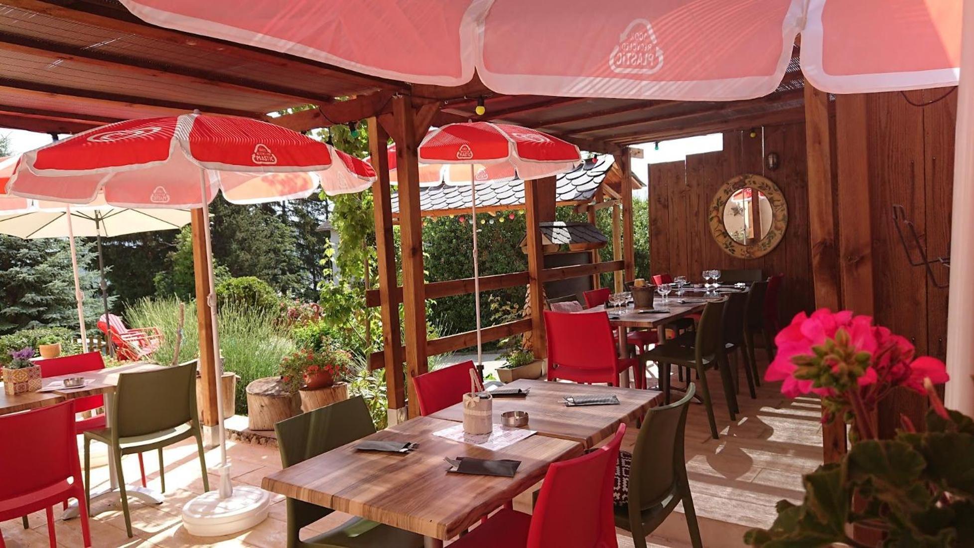 Le Sapin Rouge - Restaurant - Bar - Chambres D'Hotes Artigues  Eksteriør billede